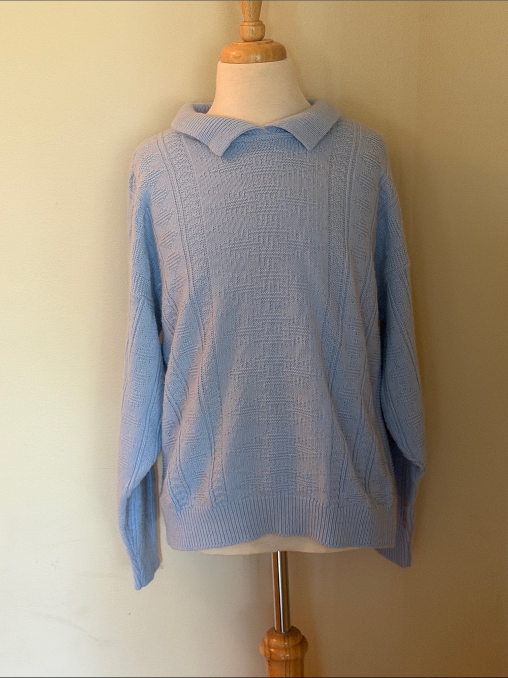 EUC~Woman’s Medium Vintage Light Blue Lightweight Crewneck Long Sleeve Sweater